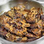 צלי בשר עם בצל ופטריות